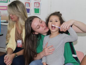 Crian&ccedil;as aprenderam como escovar os dentes. 
