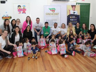 Crian&ccedil;as receberam kid de higiene bucal e brinquedos. 