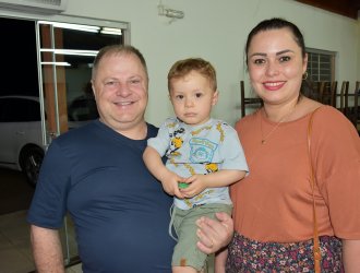 Anselmo Schneider, o pequeno Otto Schneider e Pryscilla Schneider<br/> <br/>