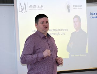 O instrutor foi o contador M&aacute;rcio Alves Medeiros. 