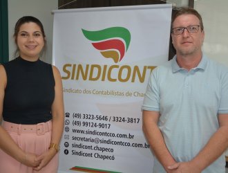  Instrutora do curso, Viviane Krein, e presidente do Sindicont, Carmo Alex R&ouml;hrig.  