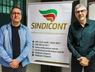 Presidente do Sindicont, Carmo Alex R&ouml;hrig, e instrutor do curso, Sady Mazzioni. 