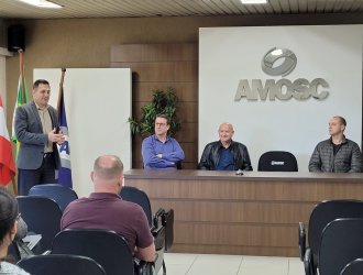 Presidentes do Sindicont, Carmo Alex R&ouml;hrig, e da Fecontesc, Dalvair Angh&eacute;ben, apresentaram as entidades para os contadores p&uacute;blicos. 