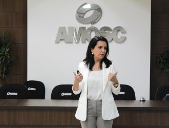 ?   Juliana Maurilia Martins &eacute; consultora tribut&aacute;ria, professora e palestrante de IRPJ, CSLL, PIS, COFINS e obriga&ccedil;&otilde;es acess&oacute;rias federais.<br/> <br/>