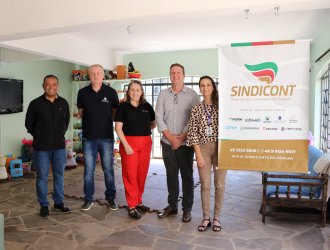 Diretoria e equipe Sindicont com coordenadora Marinez Martins