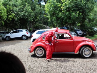 Foto 43 ?   Papai Noel chegando para alegrar as crian&ccedil;as e deixar todos mais doces