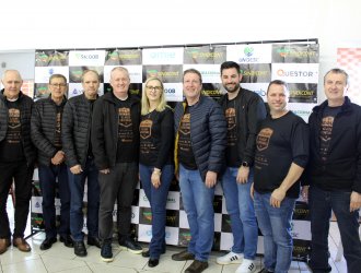 Foto 03 ?   Diretoria Sindicont Chapec&oacute;: Airton Celuppi, S&eacute;rgio Capelari, Bruno Jo&atilde;o Tem-Pas, Sandro Rebelatto, Elaine Tomasi, Carmo Alex R&ouml;hrig, Everton Bortolotto, Valdecir Gubiani e Jorge Mueller