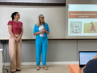 Foto 13 ? Viviane Krein e a vice-presidente do Sindicont Elaine Tomasi que aproveitou para destacar os pr&oacute;ximos cursos promovidos pelo sindicato. 