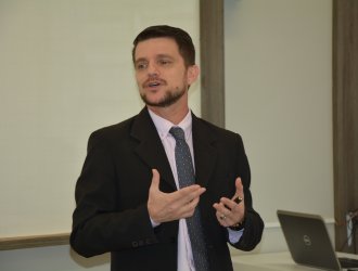 Sidinei Hess fez uma revis&atilde;o e atualiza&ccedil;&atilde;o das legisla&ccedil;&otilde;es que impactam no dia a dia das empresas