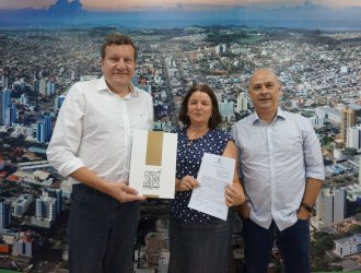 Luciano Buligon, S&ocirc;nia Innocente Disner e Marcio Sander (Foto Prefeitura de Chapec&oacute;)