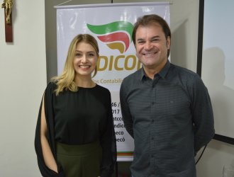 A advogada Ang&eacute;lica Baumgartner Cardoso e o presidente do Sindicont Gelson Luiz Dal Ri
