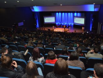 Aproximadamente 600 pessoas participam do evento