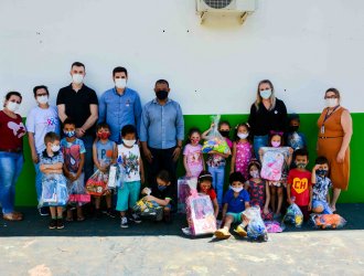 Alunos receberam presentes em comemora&ccedil;&atilde;o ao Dia das Crian&ccedil;as. 