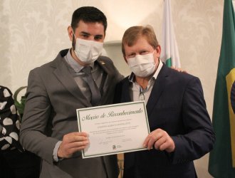 Presidente Everton Bortolotto recebeu mo&ccedil;&atilde;o de reconhecimento ao Sindicont do vereador Nelson Krombauer